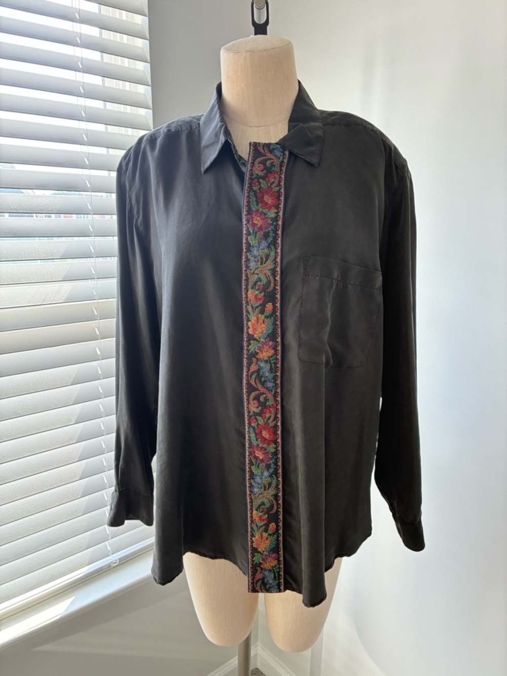 VTG Silk Club World Class Grey 100% Silk Button Down Top